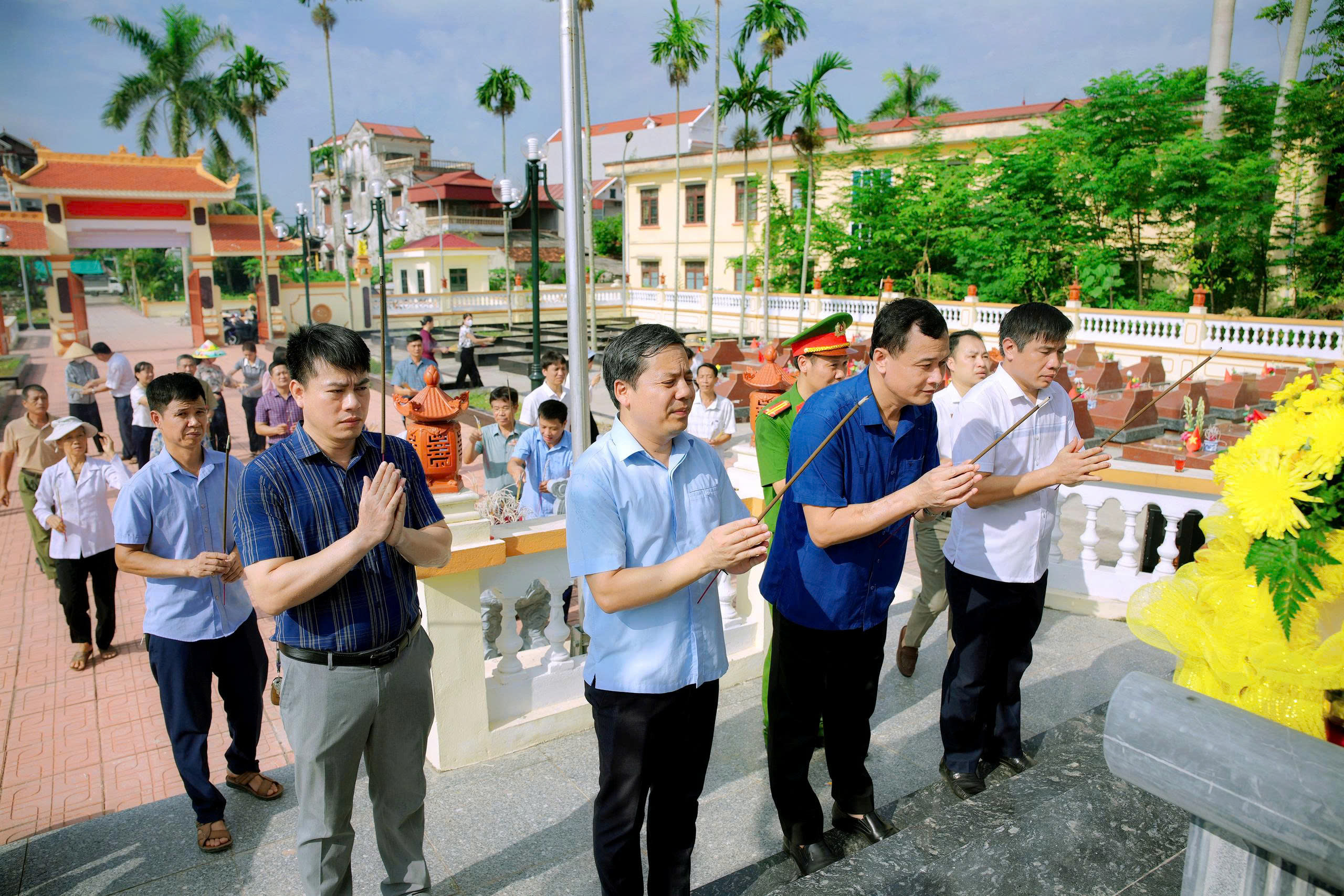 XÃ HỒNG QUANG DÂNG HƯƠNG, DÂNG HOA TRI ÂN CÁC ANH HÙNG LIỆT SĨ NHÂN KỶ NIỆM 79 NĂM NGÀY THƯƠNG BINH – LIỆT SĨ 27/7