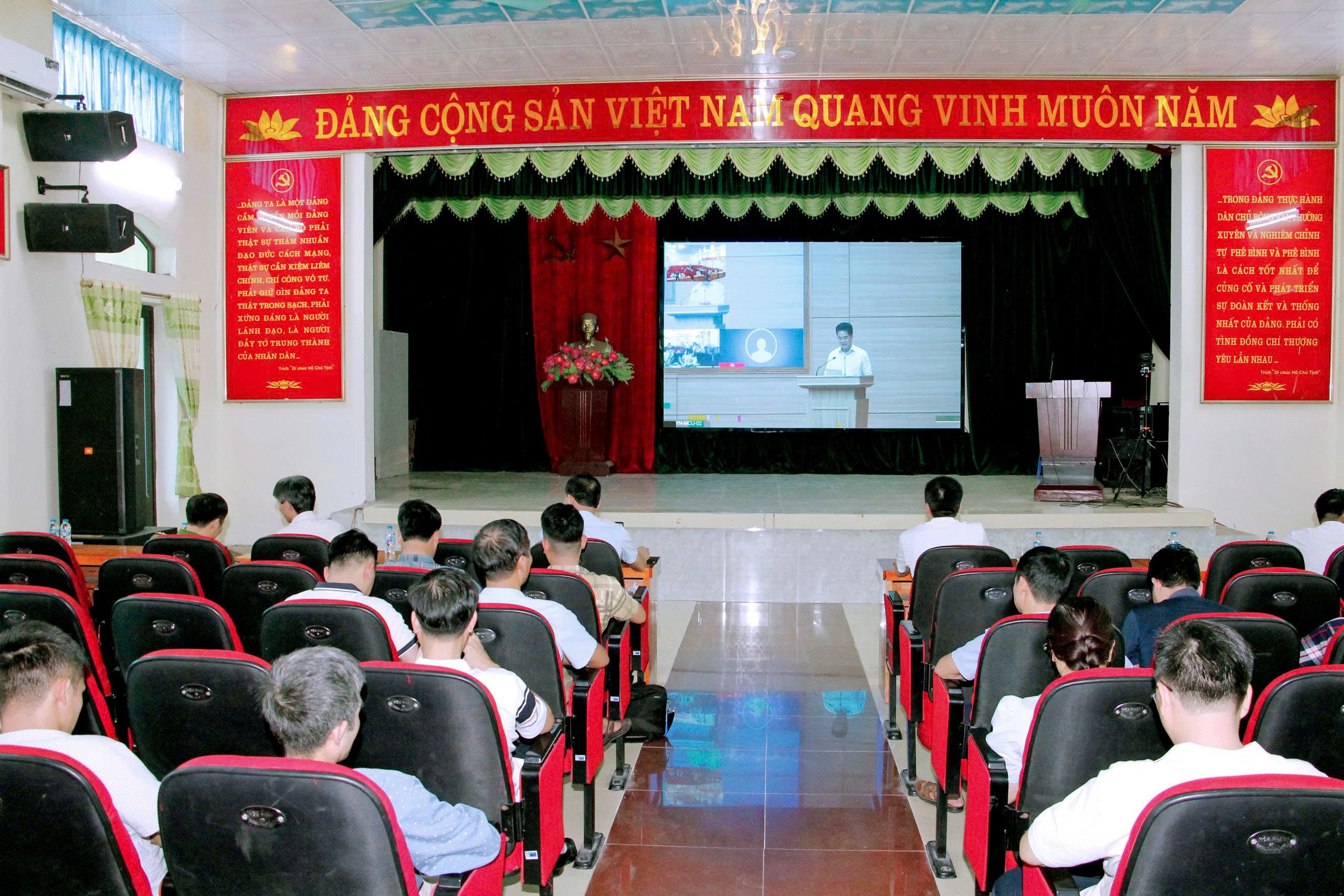 XÃ HỒNG QUANG THAM DỰ HỘI NGHỊ QUÁN TRIỆT, TRIỂN KHAI THỰC HIỆN CÁC NGHỊ QUYẾT QUAN TRỌNG CỦA TRUNG ƯƠNG VÀ CỦA TỈNH