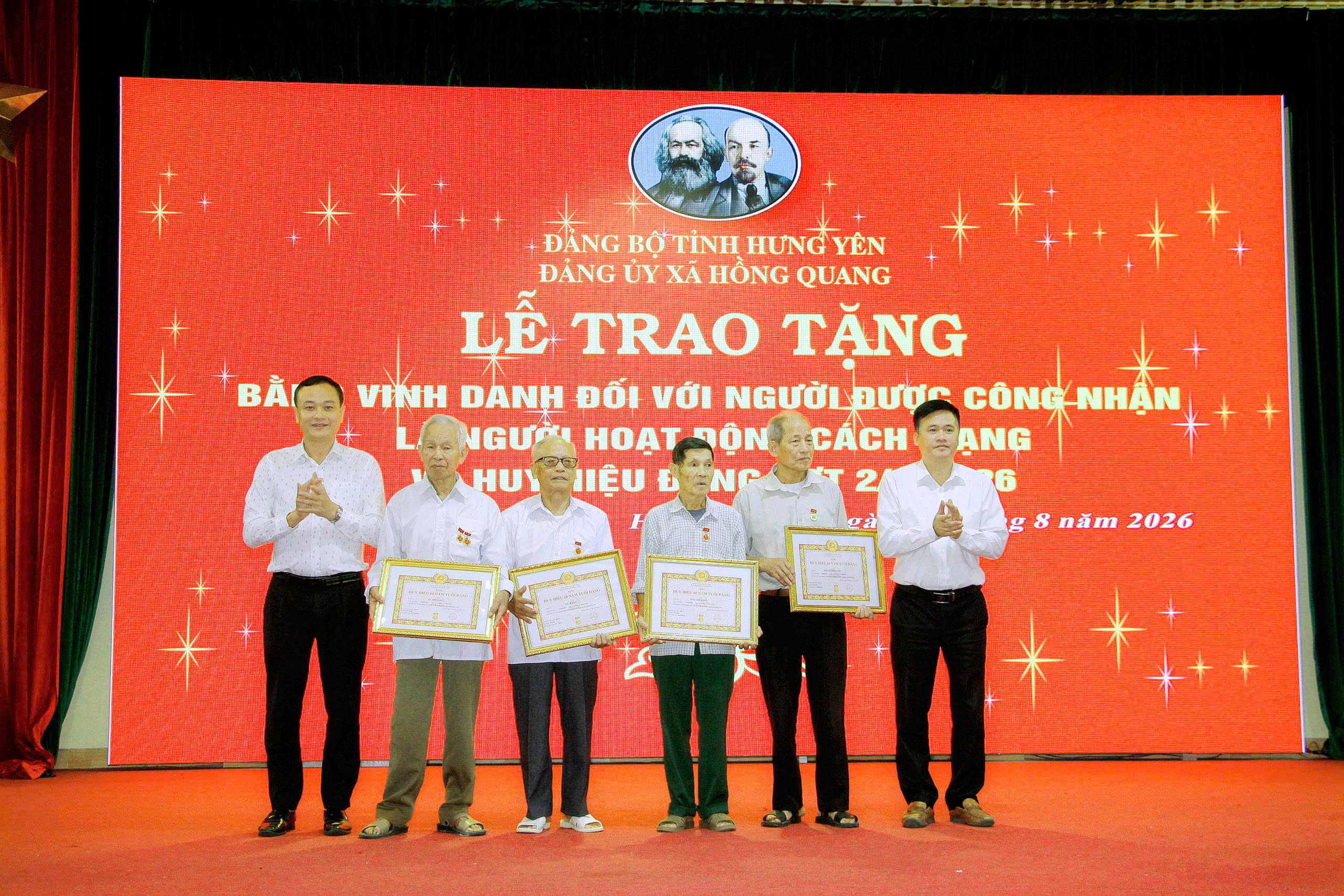 XÃ HỒNG QUANG TRAO TẶNG BẰNG VINH DANH VÀ HUY HIỆU ĐẢNG ĐỢT 2/9/2026