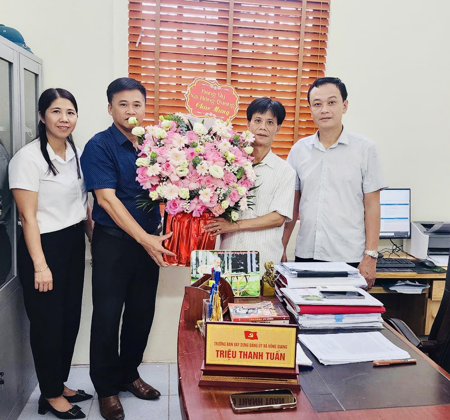 CÁC ĐỒNG CHÍ LÃNH ĐẠO XÃ HỒNG QUANG:  CHÚC MỪNG KỶ NIỆM 95 NĂM NGÀY TRUYỀN THỐNG NGÀNH TUYÊN GIÁO CỦA ĐẢNG.