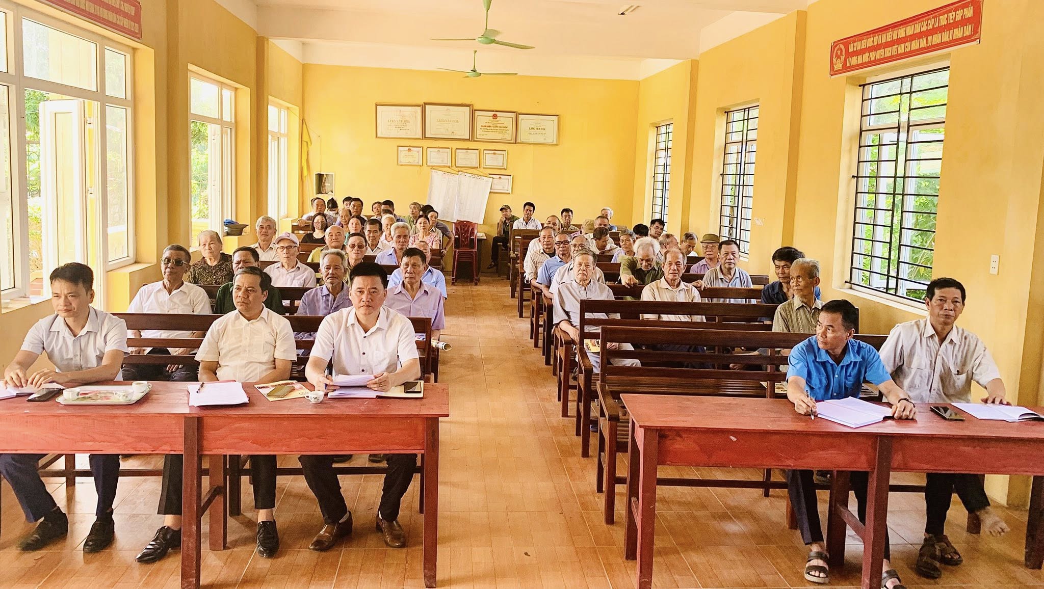 ĐỒNG CHÍ NGUYỄN TUẤN ANH - BÍ THƯ ĐẢNG ỦY, CHỦ TỊCH HĐND XÃ HỒNG QUANG:   DỰ SINH HOẠT TẠI CHI BỘ THÔN TRÀ PHƯƠNG