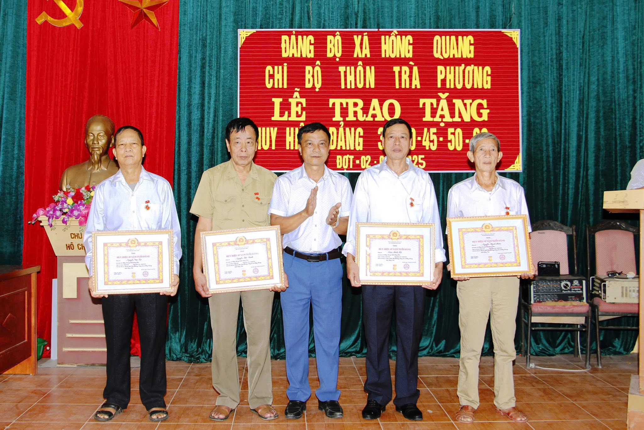 CHI BỘ THÔN TRÀ PHƯƠNG:  TRAO HUY HIỆU ĐẢNG ĐỢT 2/9/2025