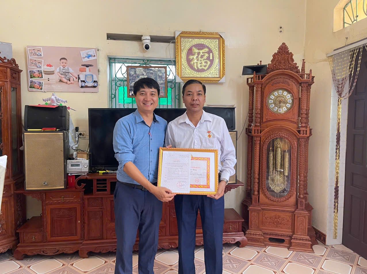 LÃNH ĐẠO XÃ HỒNG QUANG: TRAO HUY HIỆU ĐẢNG ĐỢT 2/9/2025