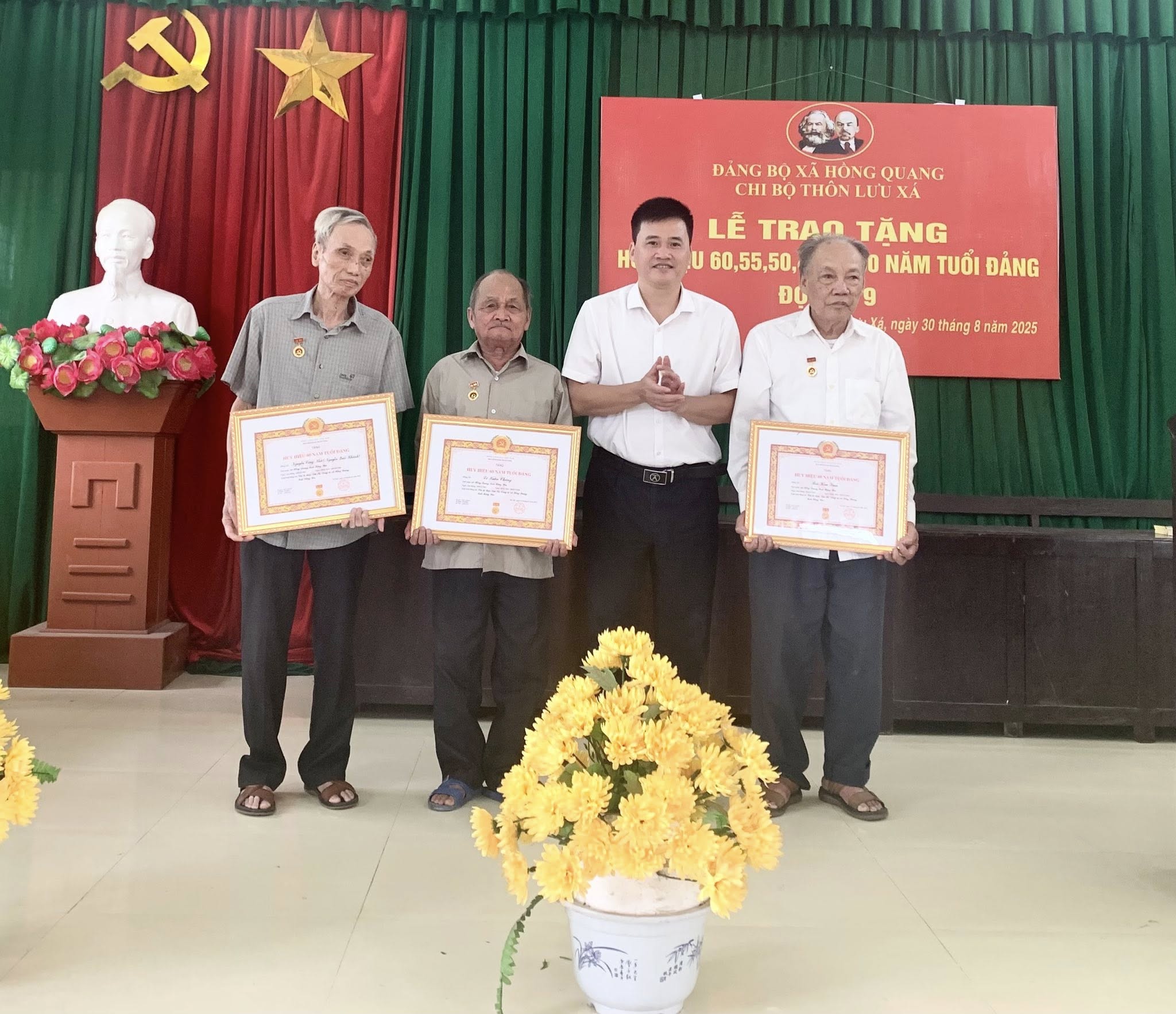 THƯỜNG TRỰC ĐẢNG UỶ XÃ HỒNG QUANG: TRAO HUY HIỆU ĐẢNG ĐỢT 2/9/2025
