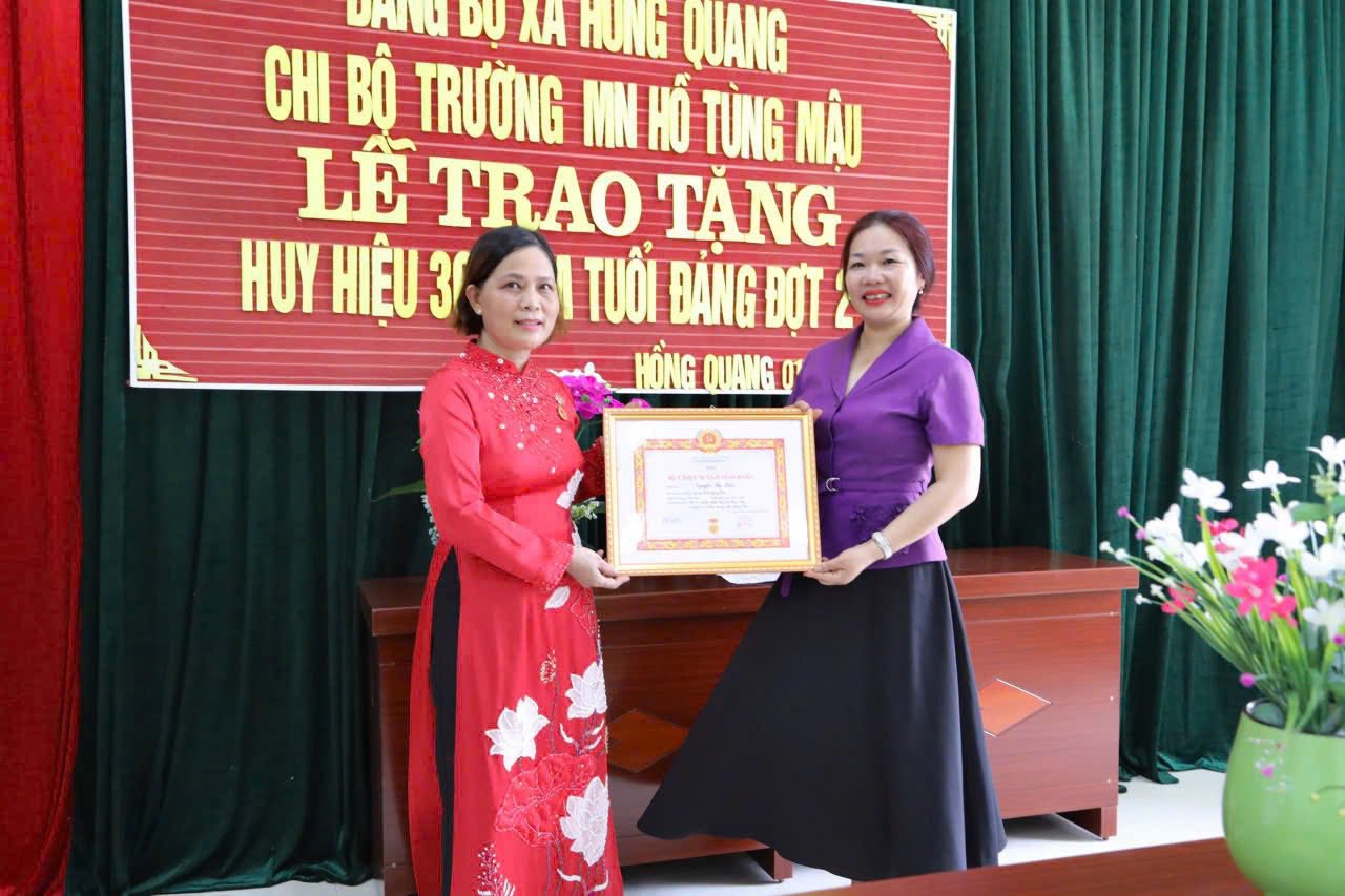 CHI BỘ TRƯỜNG MẦM NON HỒ TÙNG MẬU: TRAO HUY HIỆU 30 NĂM TUỔI ĐẢNG ĐỢT 2/9/2025