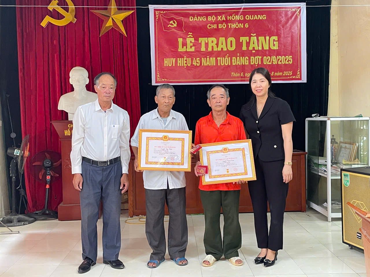 Thường trực HĐND xã Hồng Quang: Trao tặng huy hiệu Đảng đợt 2/9 tại thôn 6