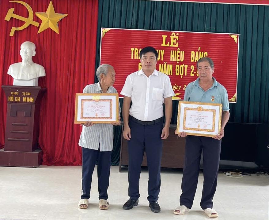 ĐỒNG CHÍ PHÓ BÍ THƯ ĐẢNG UỶ, CHỦ TỊCH UBND XÃ HỒNG QUANG:  TRAO HUY HIỆU ĐẢNG ĐỢT 2/9/2025