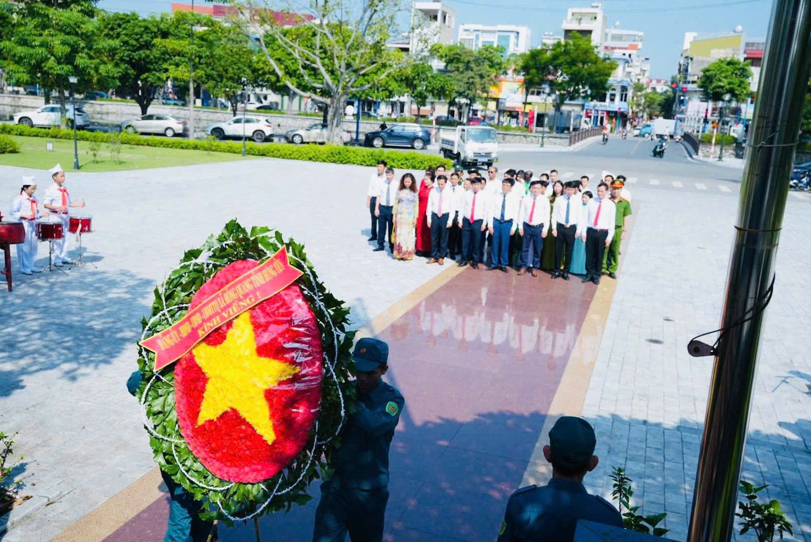ĐOÀN CÔNG TÁC XÃ HỒNG QUANG, TỈNH HƯNG YÊN DÂNG HƯƠNG TẠI ĐÀI TƯỞNG NIỆM LIỆT SĨ HẢI DƯƠNG VÀ PHẦN MỘ LIỆT SỸ HỒNG QUANG