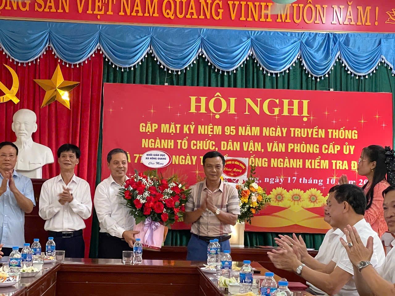 ĐẢNG ỦY XÃ HỒNG QUANG: TỔ CHỨC GẶP MẶT KỶ NIỆM NGÀY TRUYỀN THỐNG CÁC NGÀNH XÂY DỰNG ĐẢNG