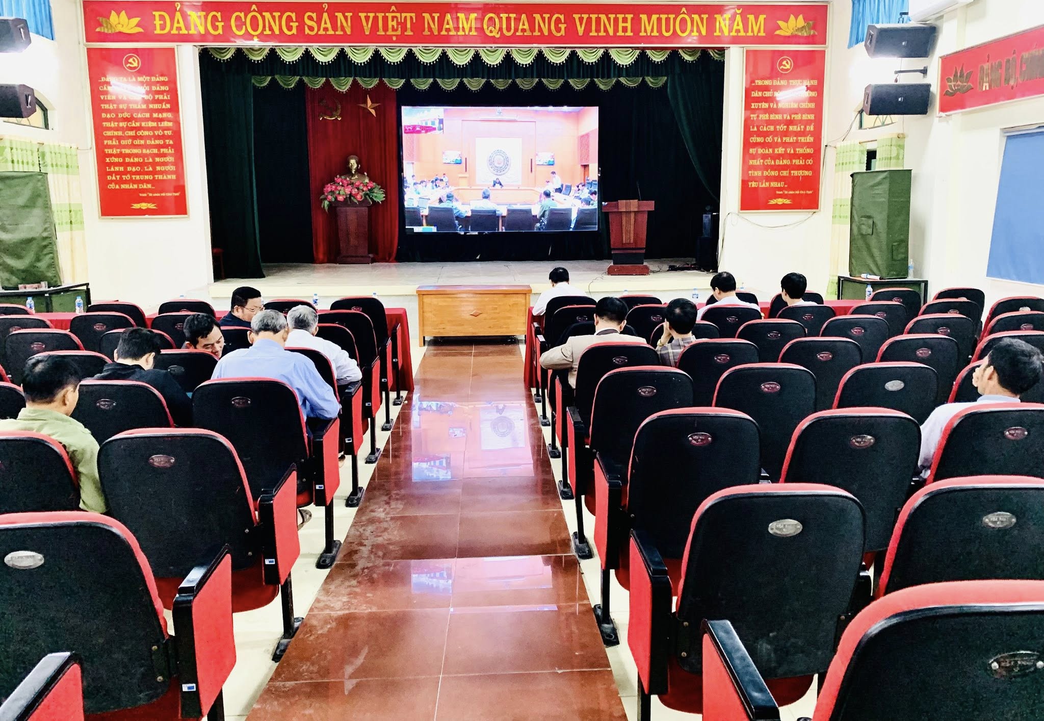 UBND XÃ HỒNG QUANG TỔ CHỨC HỘI NGHỊ TRỰC TUYẾN KẾT NỐI VỚI ĐIỂM CẦU CỦA UỶ BAN NHÂN DÂN TỈNH HƯNG YÊN
