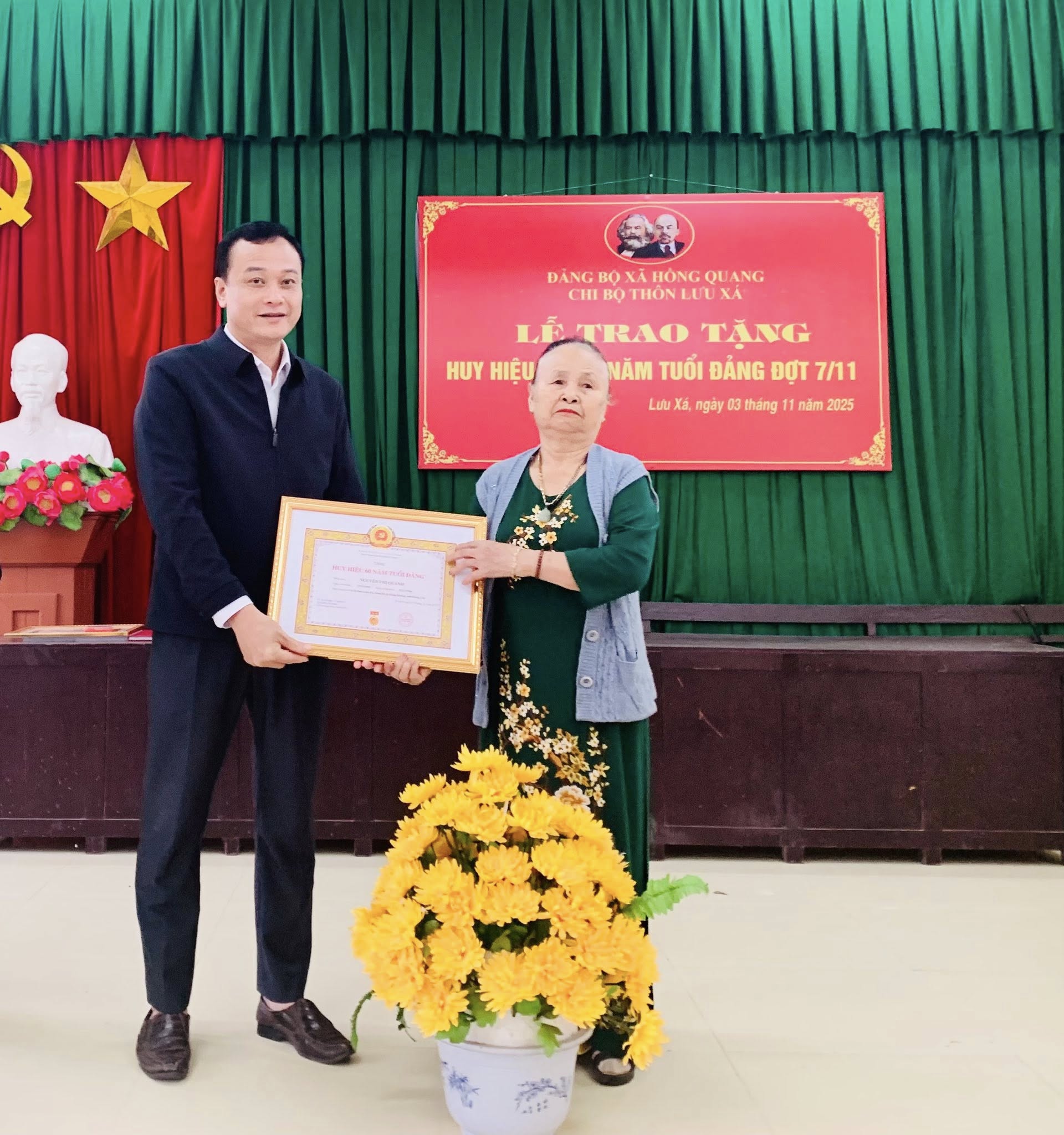 LÃNH ĐẠO XÃ HỒNG QUANG: TRAO TẶNG HUY HIỆU ĐẢNG CHO CÁC ĐẢNG VIÊN THUỘC CHI BỘ THÔN LƯU XÁ