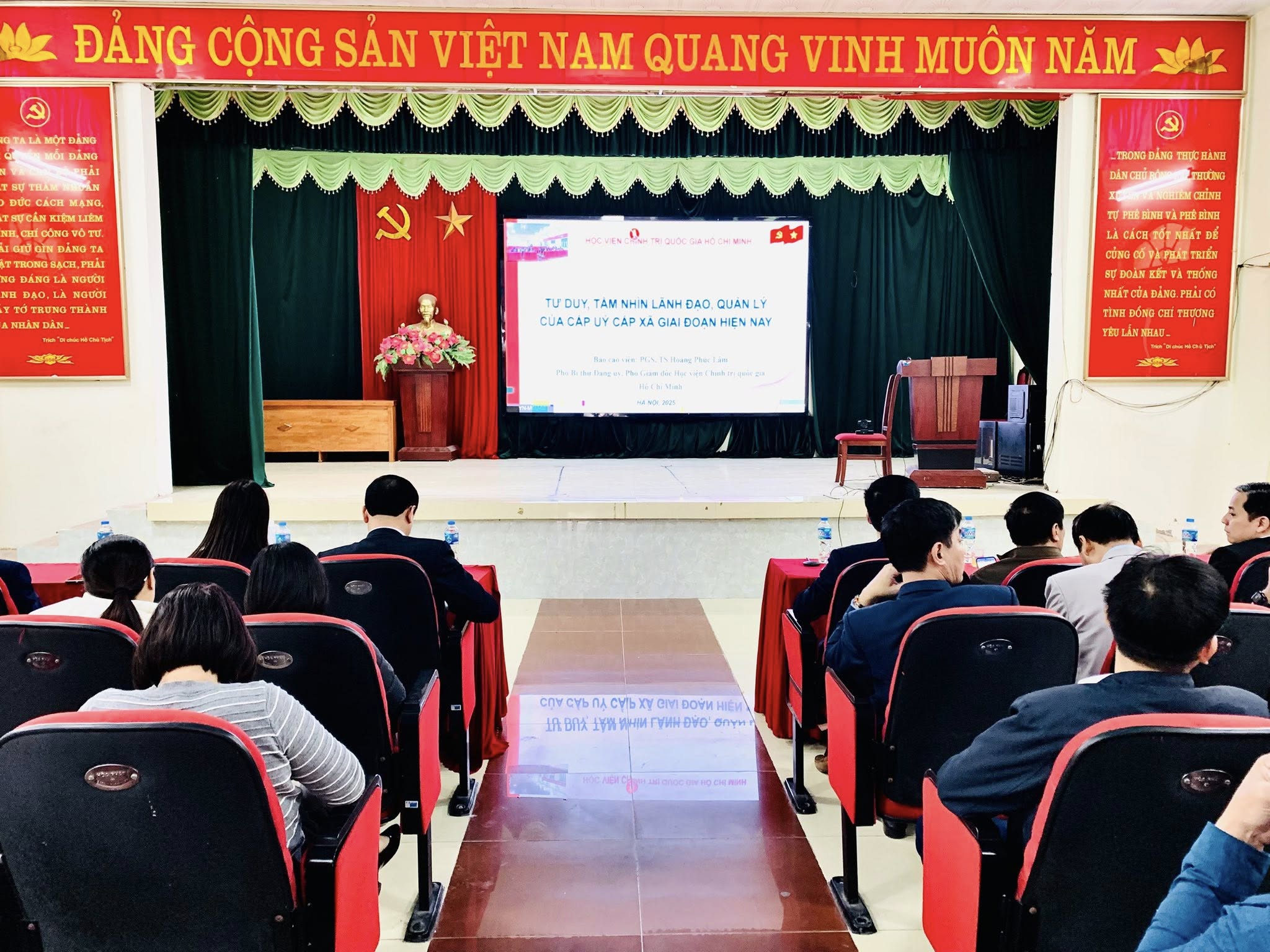 KHAI GIẢNG LỚP BỒI DƯỠNG, CẬP NHẬT KIẾN THỨC, KỸ NĂNG VỀ CÔNG TÁC XÂY DỰNG ĐẢNG ĐỐI VỚI CẤP ỦY CẤP XÃ
