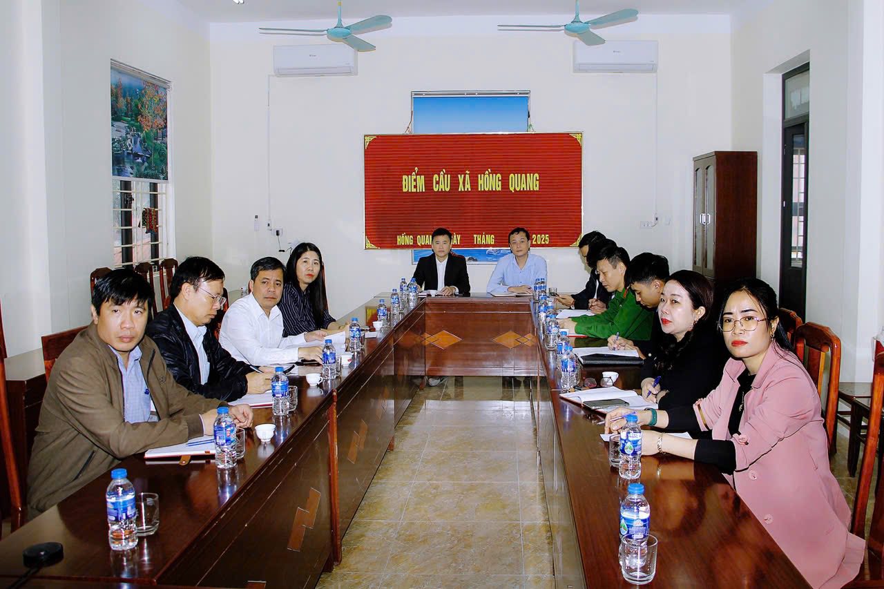 XÃ HỒNG QUANG: TỔ CHỨC HỘI NGHỊ KẾT NỐI TRỰC TUYẾN PHIÊN HỌP THƯỜNG KỲ THÁNG 11 CỦA UBND TỈNH VỚI CÁC ĐỊA PHƯƠNG VÀ HỘI NGHỊ TRIỂN KHAI QUYẾT ĐỊNH CỦA BAN THƯỜNG VỤ TỈNH ỦY VỀ KIỂM TRA VIỆC LÃNH ĐẠO, CHỈ ĐẠO, THỰC HIỆN CÔNG TÁC CÁN BỘ TRONG THỰC HIỆN SẮP XẾP ĐƠN VỊ HÀNH CHÍNH