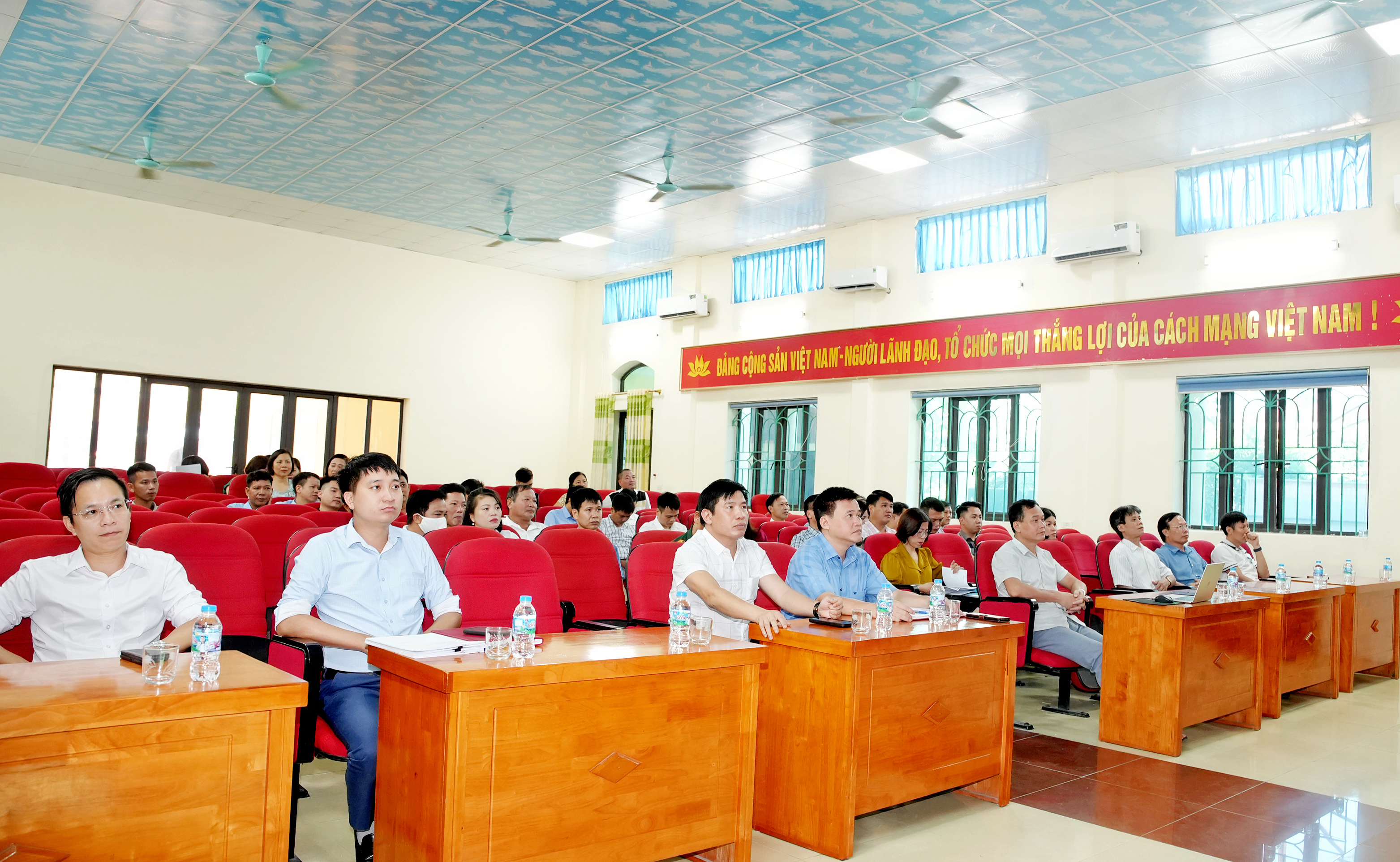 XÃ HỒNG QUANG THAM DỰ HỘI NGHỊ TOÀN QUỐC NGHIÊN CỨU, HỌC TẬP, QUÁN TRIỆT VÀ TRIỂN KHAI THỰC HIỆN MỘT SỐ NGHỊ QUYẾT, CHỈ THỊ CỦA BỘ CHÍNH TRỊ