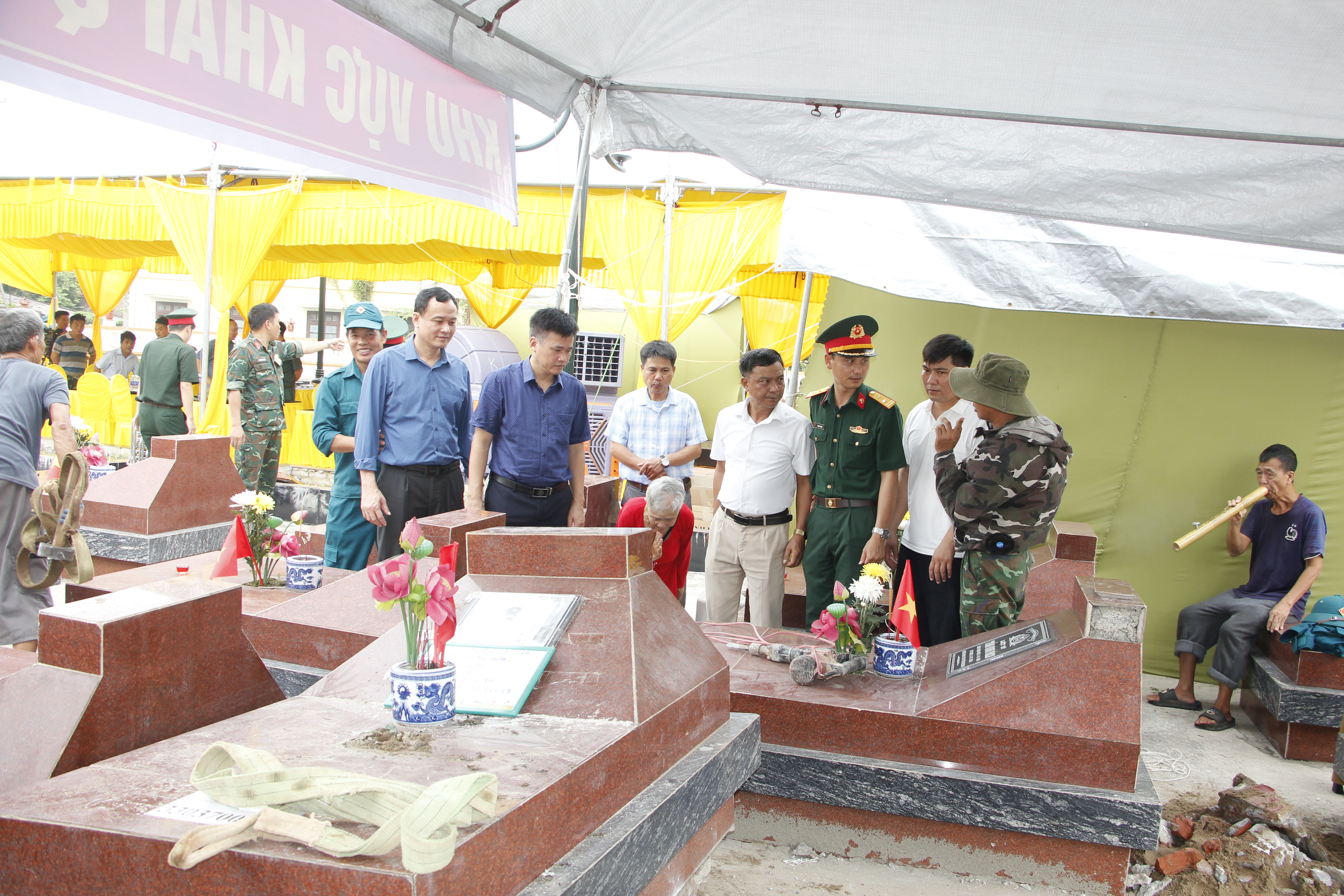 XÃ HỒNG QUANG TỔ CHỨC LỄ DÂNG HƯƠNG VÀ TRIỂN KHAI LẤY MẪU HÀI CỐT LIỆT SĨ CHƯA XÁC ĐỊNH DANH TÍNH PHỤC VỤ GIÁM ĐỊNH ADN