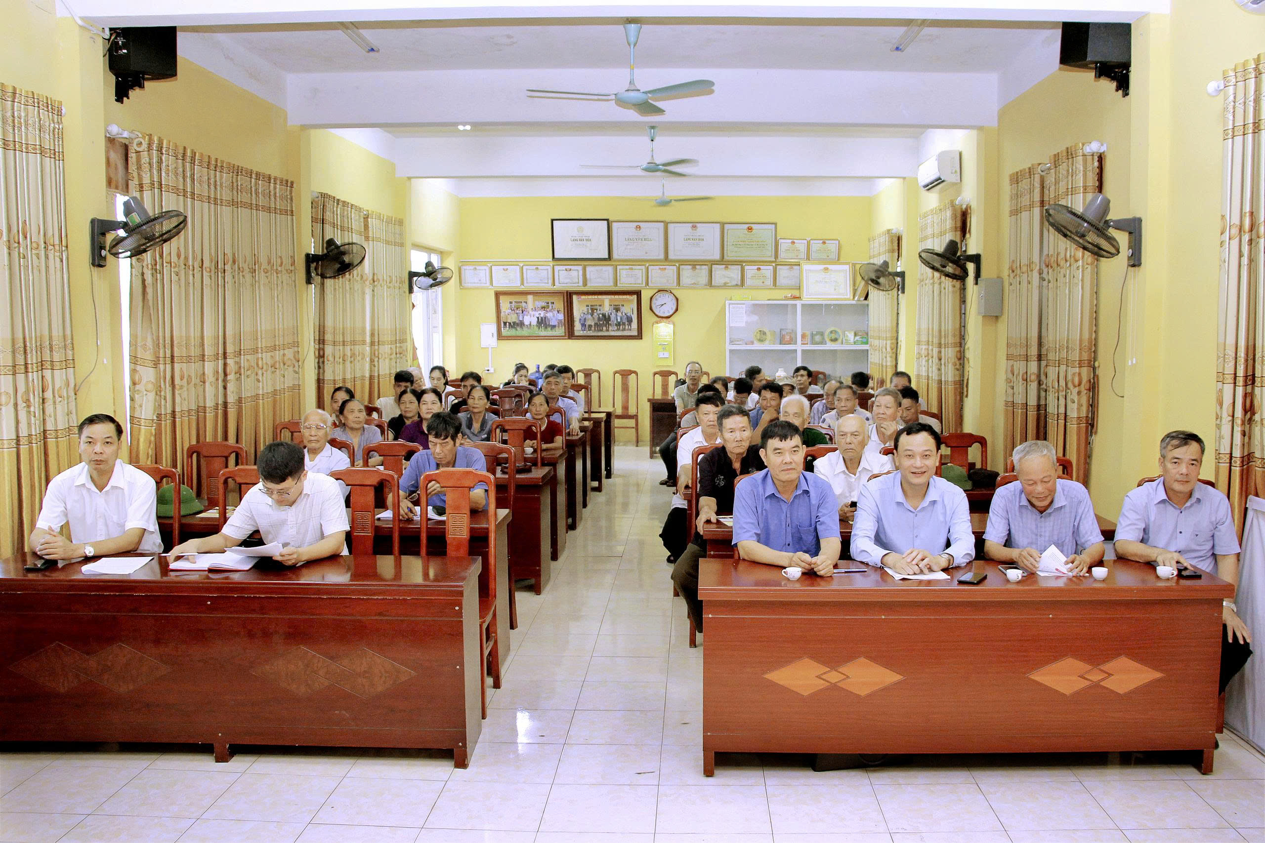 THƯỜNG TRỰC ĐẢNG UỶ XÃ HỒNG QUANG: DỰ SINH HOẠT CHI BỘ THÔN BÌNH LĂNG.