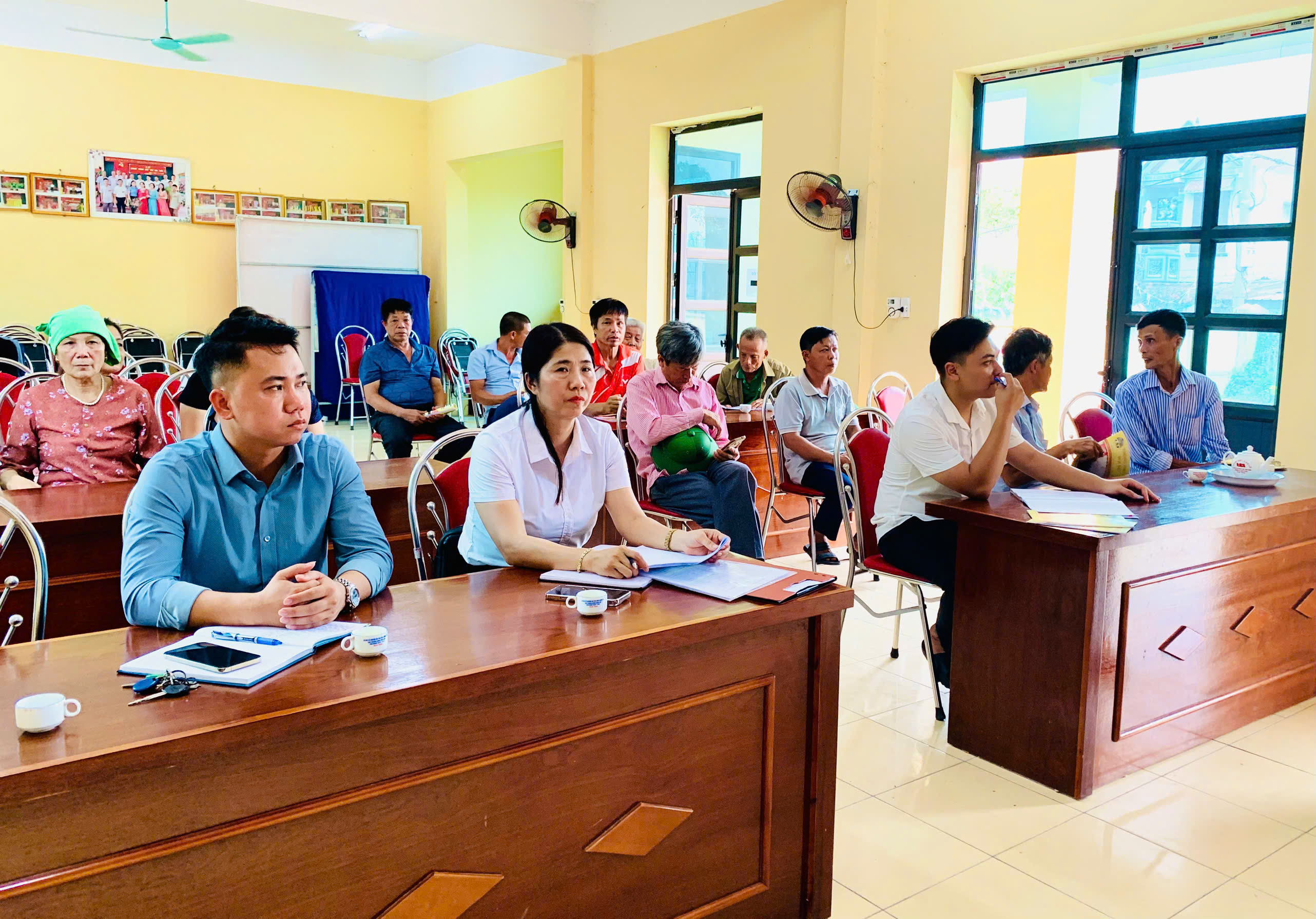 LÃNH ĐẠO XÃ HỒNG QUANG:  DỰ SINH HOẠT TẠI CHI BỘ THÔN 3