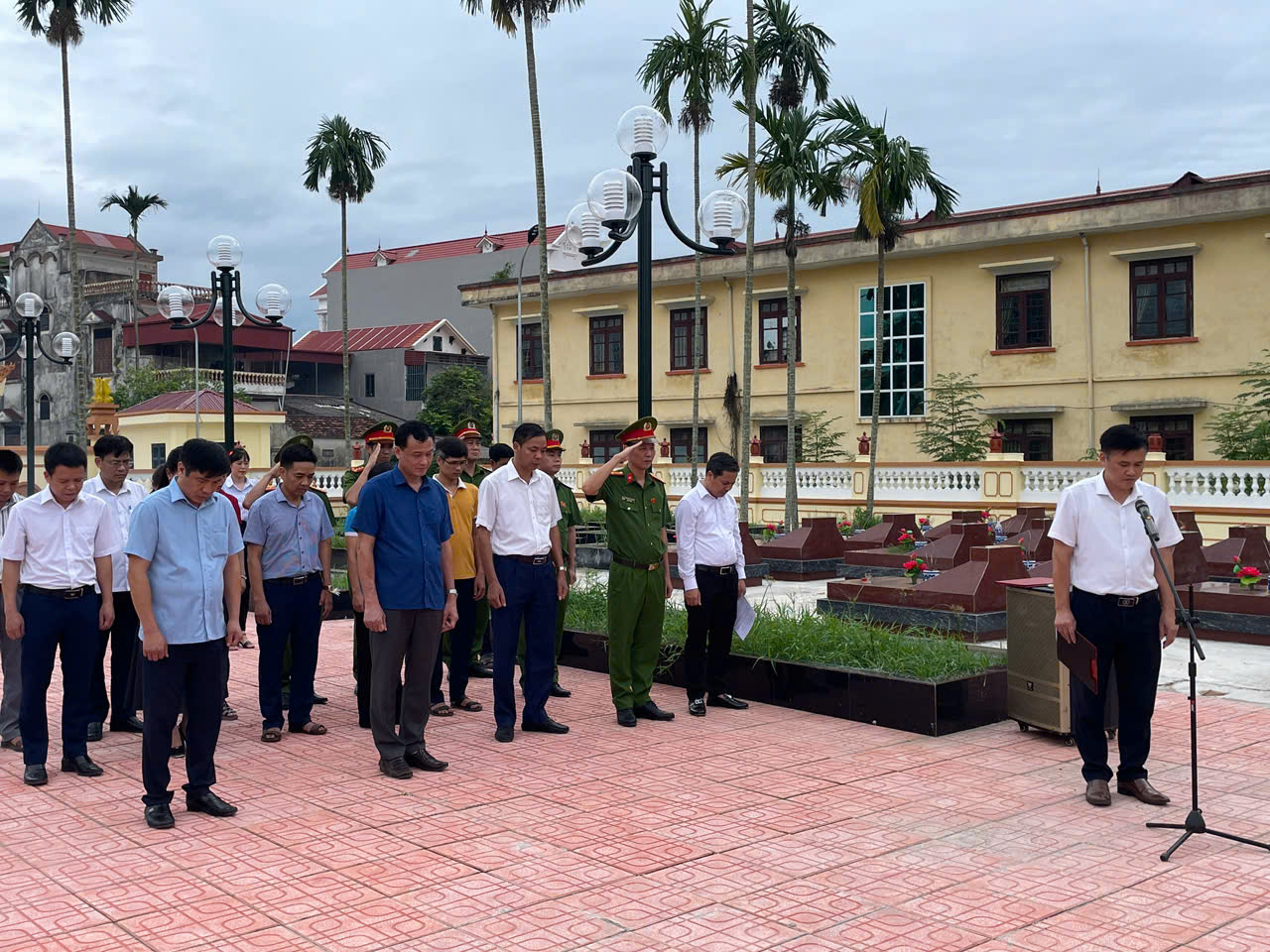 XÃ HỒNG QUANG : TỔ CHỨC LỄ DÂNG HƯƠNG, DÂNG HOA TẠI CÁC NGHĨA TRANG LIỆT SỸ TRÊN ĐỊA BÀN XÃ
