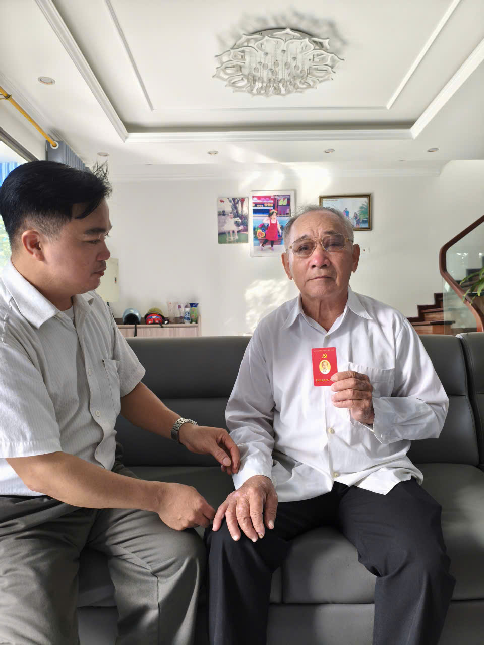 XÃ HỒNG QUANG: PHÁT THẺ ĐẢNG VIÊN ĐIỆN TỬ GẮN CHIP