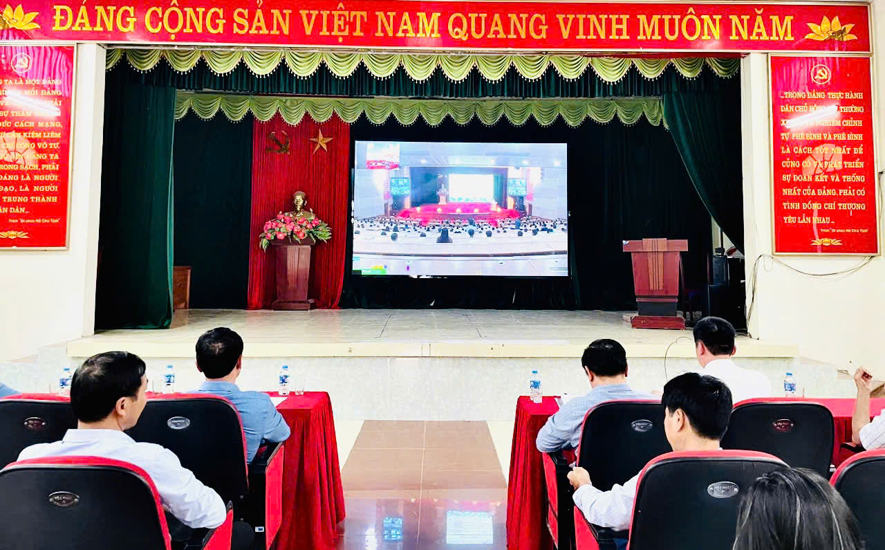 ỦY BAN NHÂN DÂN XÃ HỒNG QUANG TỔ CHỨC HỘI NGHỊ KẾT NỐI TRỰC TUYẾN VỚI ĐIỂM CẦU CỦA ỦY BAN NHÂN DÂN TỈNH HƯNG YÊN  TỔ CHỨC LỄ PHÁT ĐỘNG ĐỢT THI ĐUA LẬP THÀNH TÍCH CHÀO MỪNG THÀNH CÔNG ĐẠI HỘI ĐẢNG BỘ TỈNH HƯNG YÊN LẦN THỨ NHẤT NHIỆM KỲ 2025 – 2030