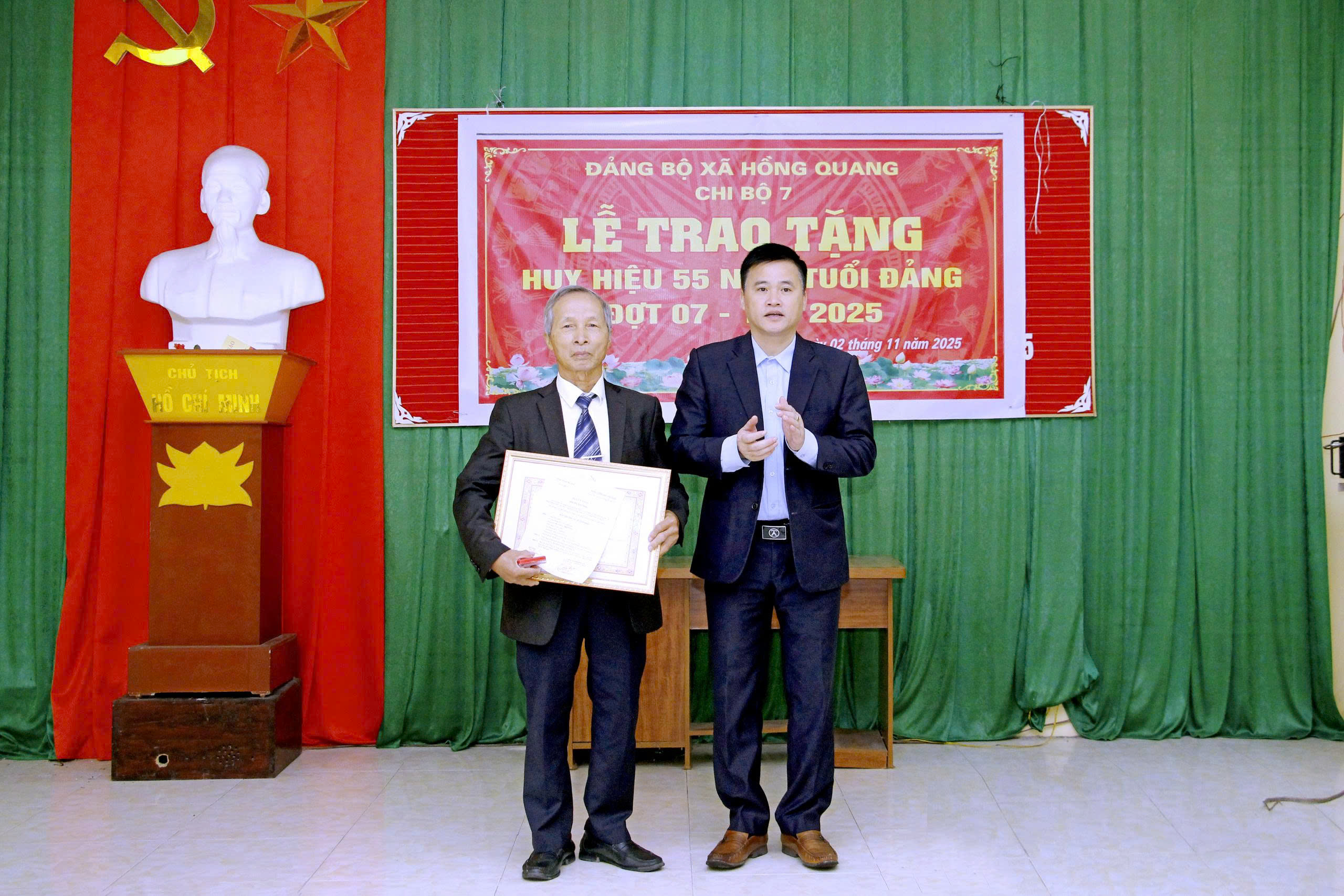 ĐỒNG CHÍ BÍ THƯ ĐẢNG ỦY, CHỦ TỊCH HĐND XÃ HỒNG QUANG  TRAO HUY HIỆU ĐẢNG ĐỢT 7/11 VÀ DỰ SINH HOẠT TẠI CHI BỘ THÔN 7