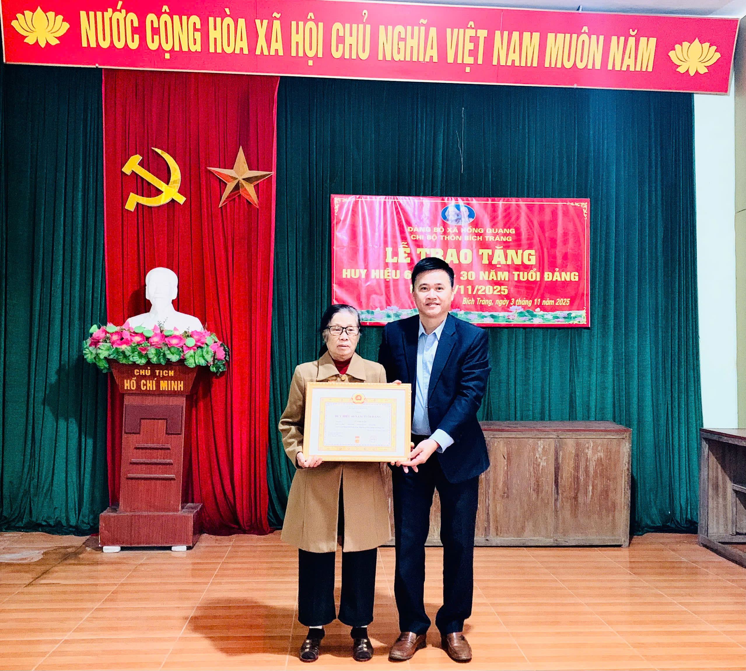 LÃNH ĐẠO XÃ HỒNG QUANG: TRAO TẶNG HUY HIỆU ĐẢNG CHO CÁC ĐẢNG VIÊN THUỘC CHI BỘ THÔN BÍCH TRÀNG