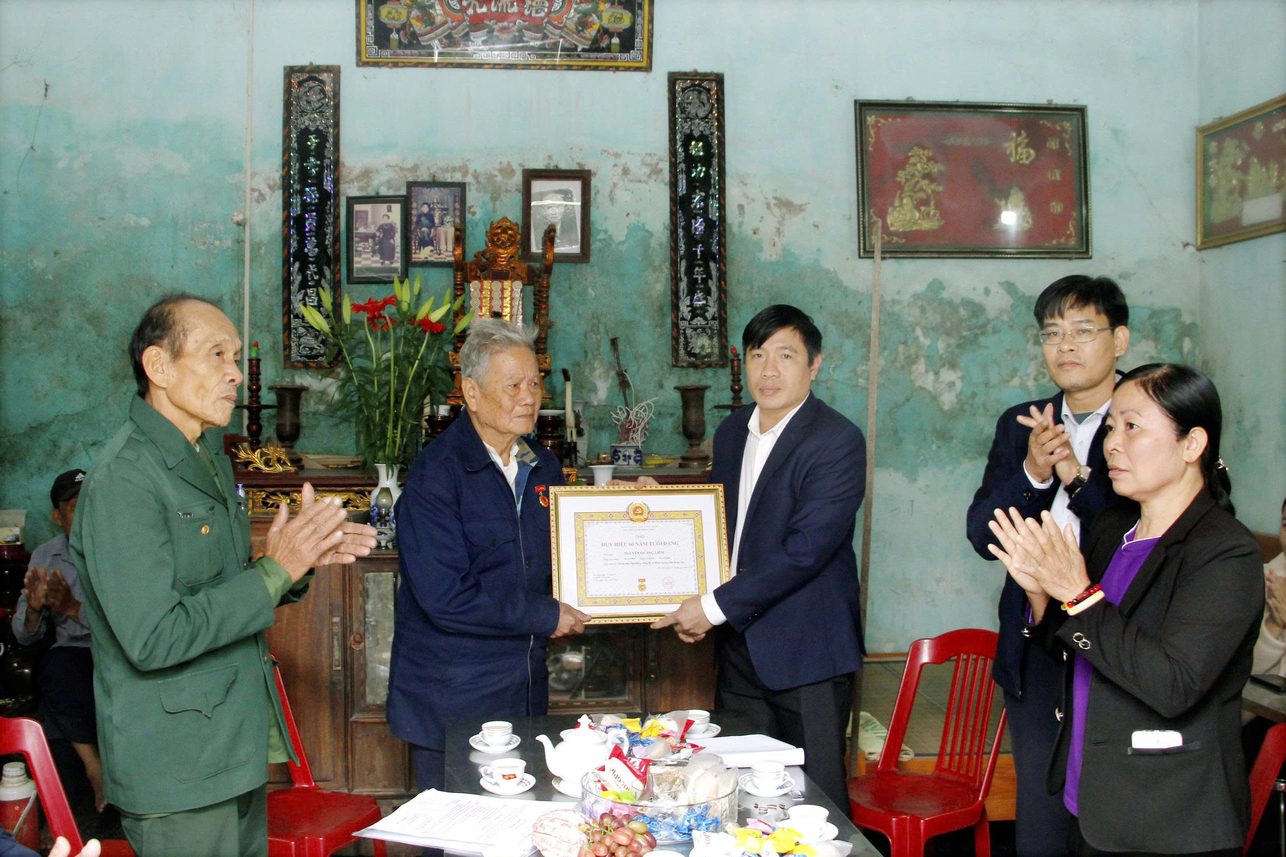 LÃNH ĐẠO XÃ HỒNG QUANG: TRAO HUY HIỆU ĐẢNG ĐỢT 7/11 CHO ĐẢNG VIÊN THUỘC CHI BỘ THÔN MÃO ĐÔNG
