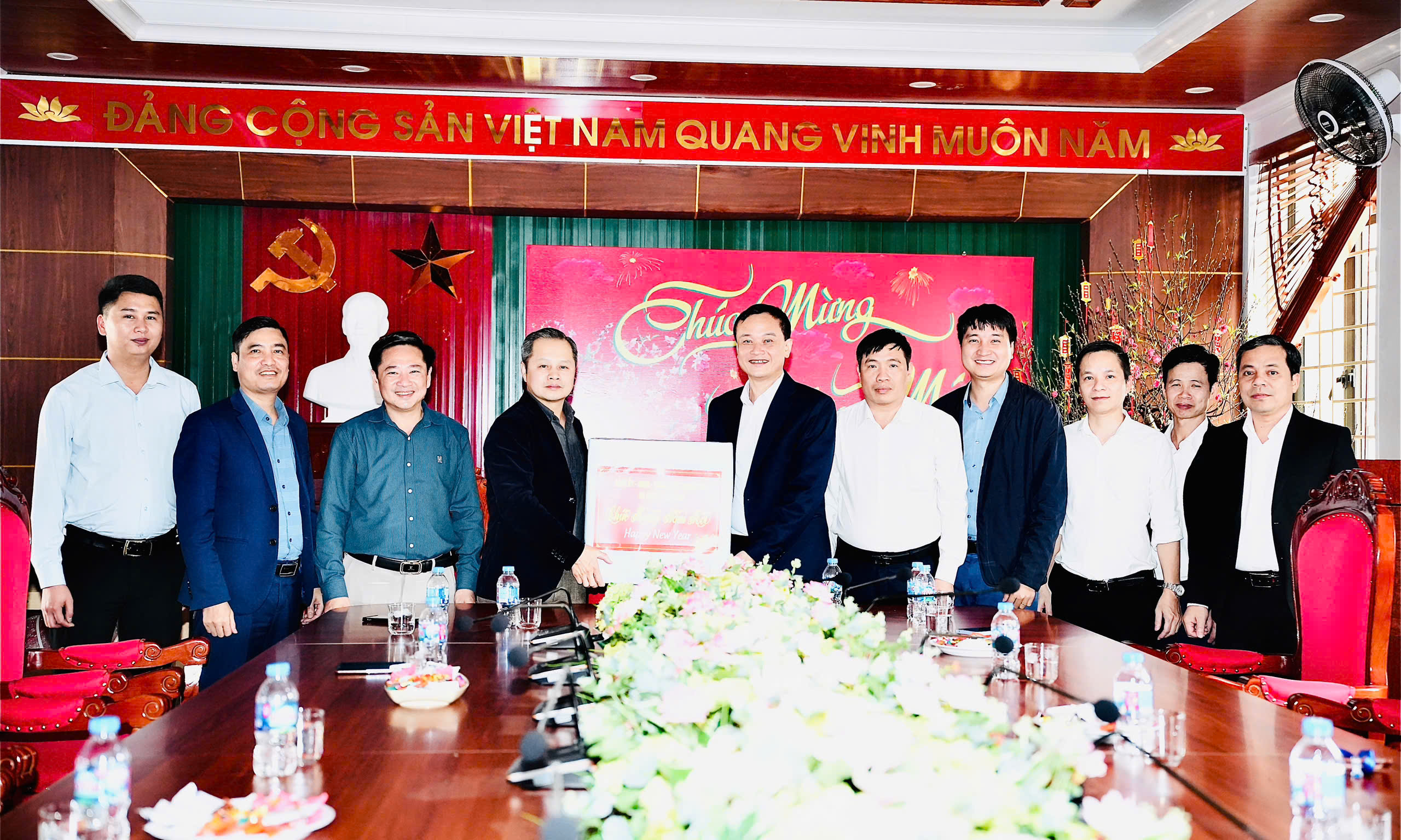 LÃNH ĐẠO XÃ HOÀNG HOA THÁM THĂM, CHÚC TẾT XÃ HỒNG QUANG NHÂN DỊP TẾT NGUYÊN ĐÁN