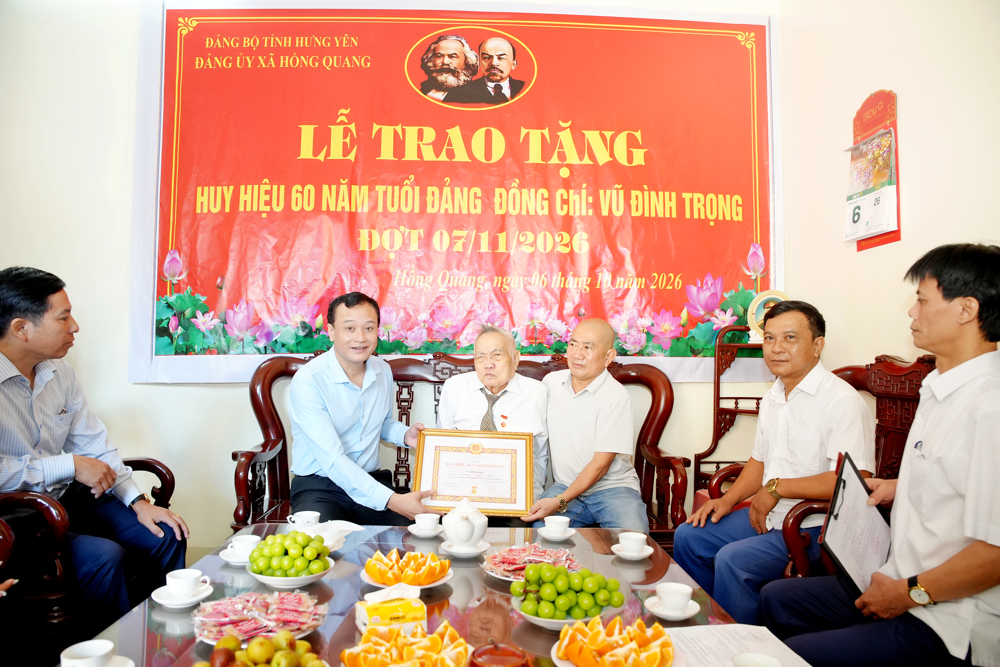ĐẢNG ỦY XÃ HỒNG QUANG TRAO TẶNG HUY HIỆU 60 NĂM TUỔI ĐẢNG CHO ĐẢNG VIÊN VŨ ĐÌNH TRỌNG, CHI BỘ THÔN BÍCH TRÀNG