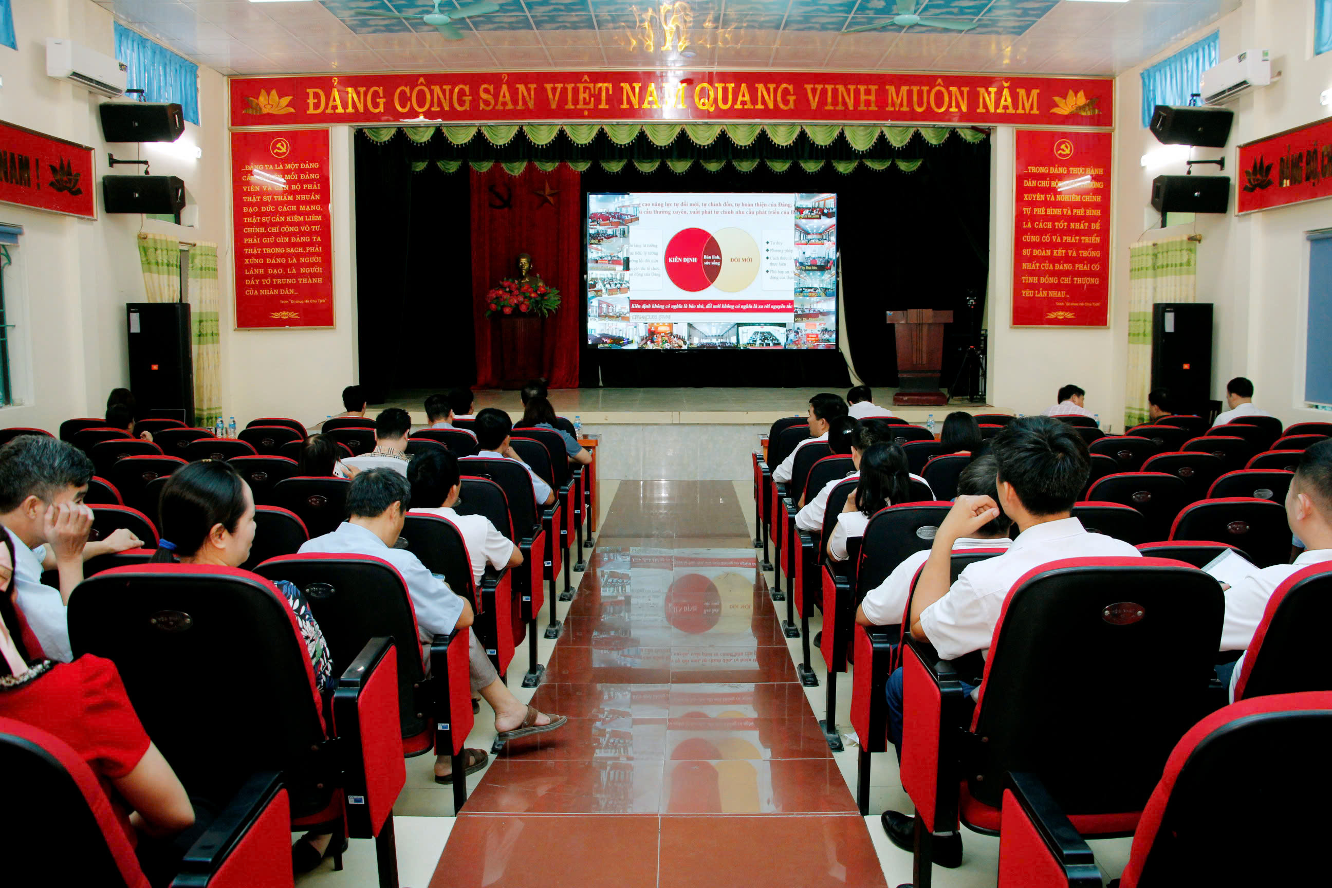 XÃ HỒNG QUANG THAM DỰ HỘI NGHỊ TOÀN QUỐC QUÁN TRIỆT VÀ TRIỂN KHAI THỰC HIỆN NGHỊ QUYẾT TRUNG ƯƠNG 4