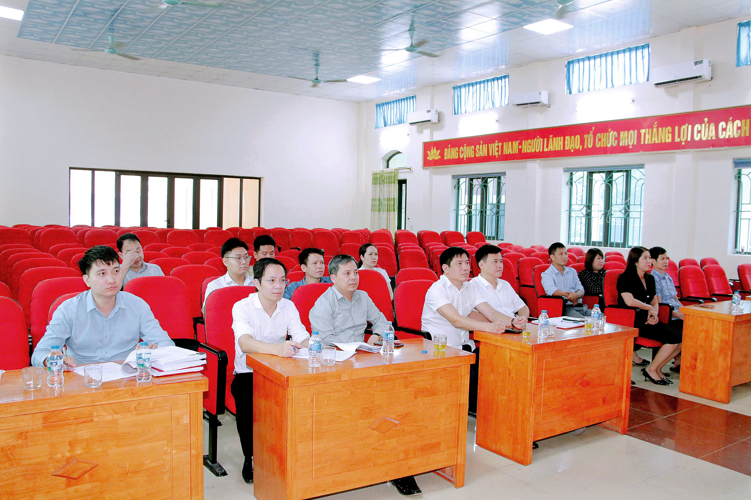 XÃ HỒNG QUANG THAM DỰ TRỰC TUYẾN HỘI NGHỊ TẬP HUẤN, QUÁN TRIỆT THỰC HIỆN NHIỆM VỤ XÂY DỰNG CƠ SỞ DỮ LIỆU VỊ TRÍ VIỆC LÀM GẮN VỚI XÂY DỰNG PHƯƠNG ÁN GIAO BIÊN CHẾ GIAI ĐOẠN 2027 – 2031
